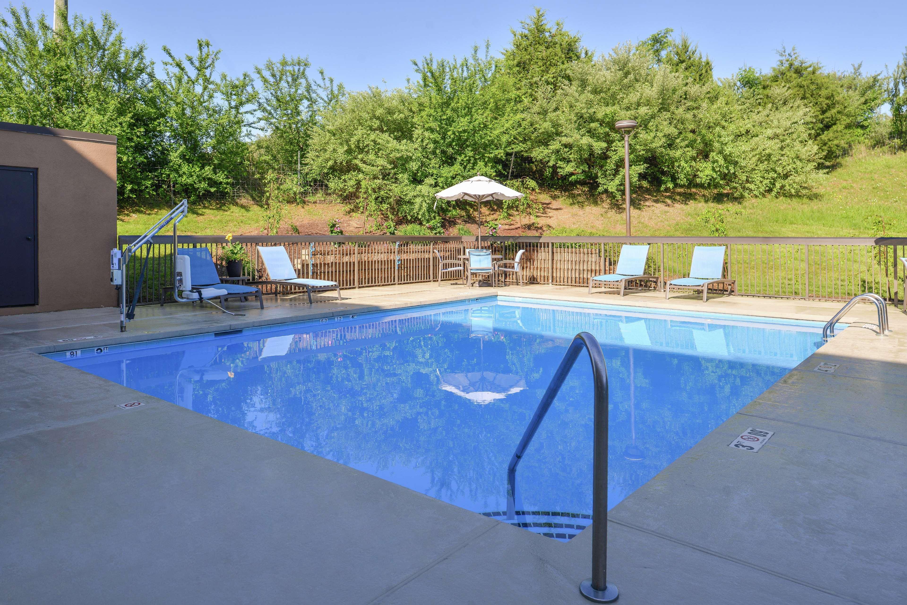 Hampton Inn Staunton Exterior photo