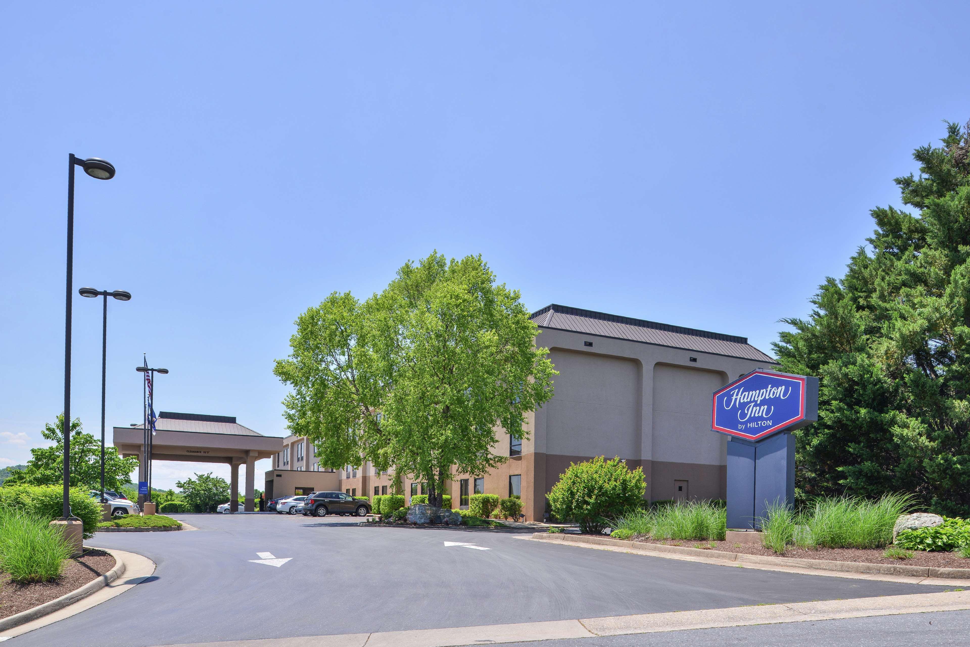 Hampton Inn Staunton Exterior photo