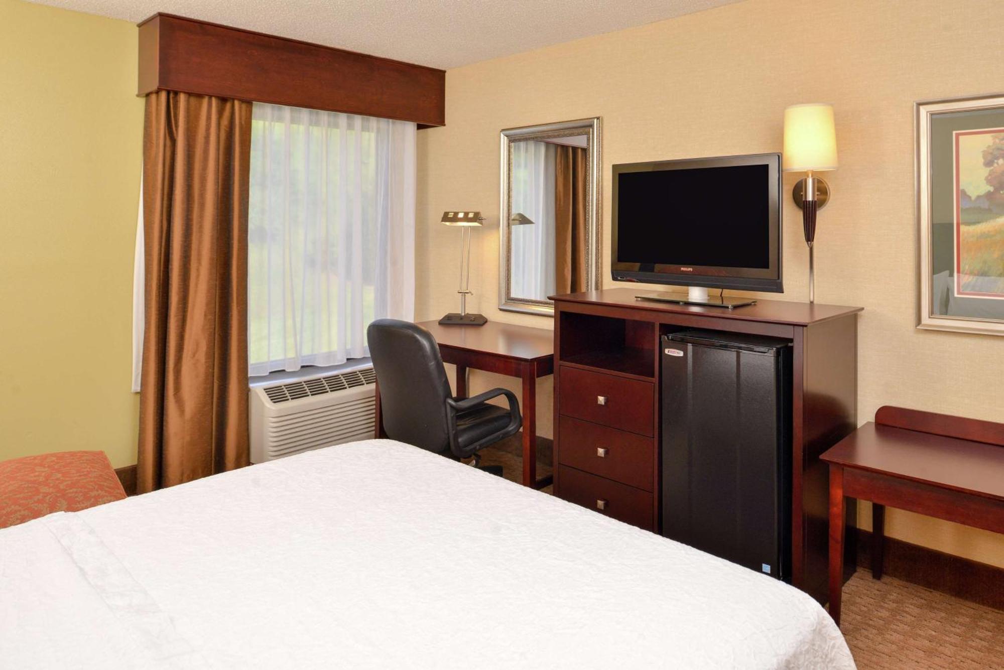 Hampton Inn Staunton Exterior photo